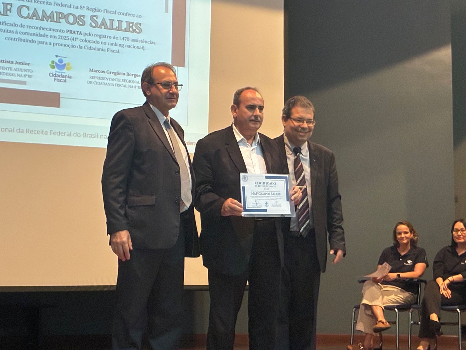 Professor Manuel Leitão recebendo o certificado PRATA da Receita Federal pelo NAF Campos Salles