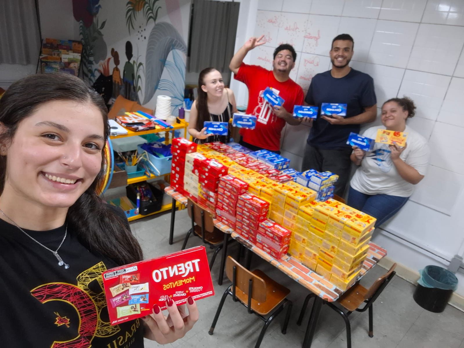 Alunos de Pedagogia da Campos Salles com caixas de chocolate arrecadadas na ação Páscoa com Amor