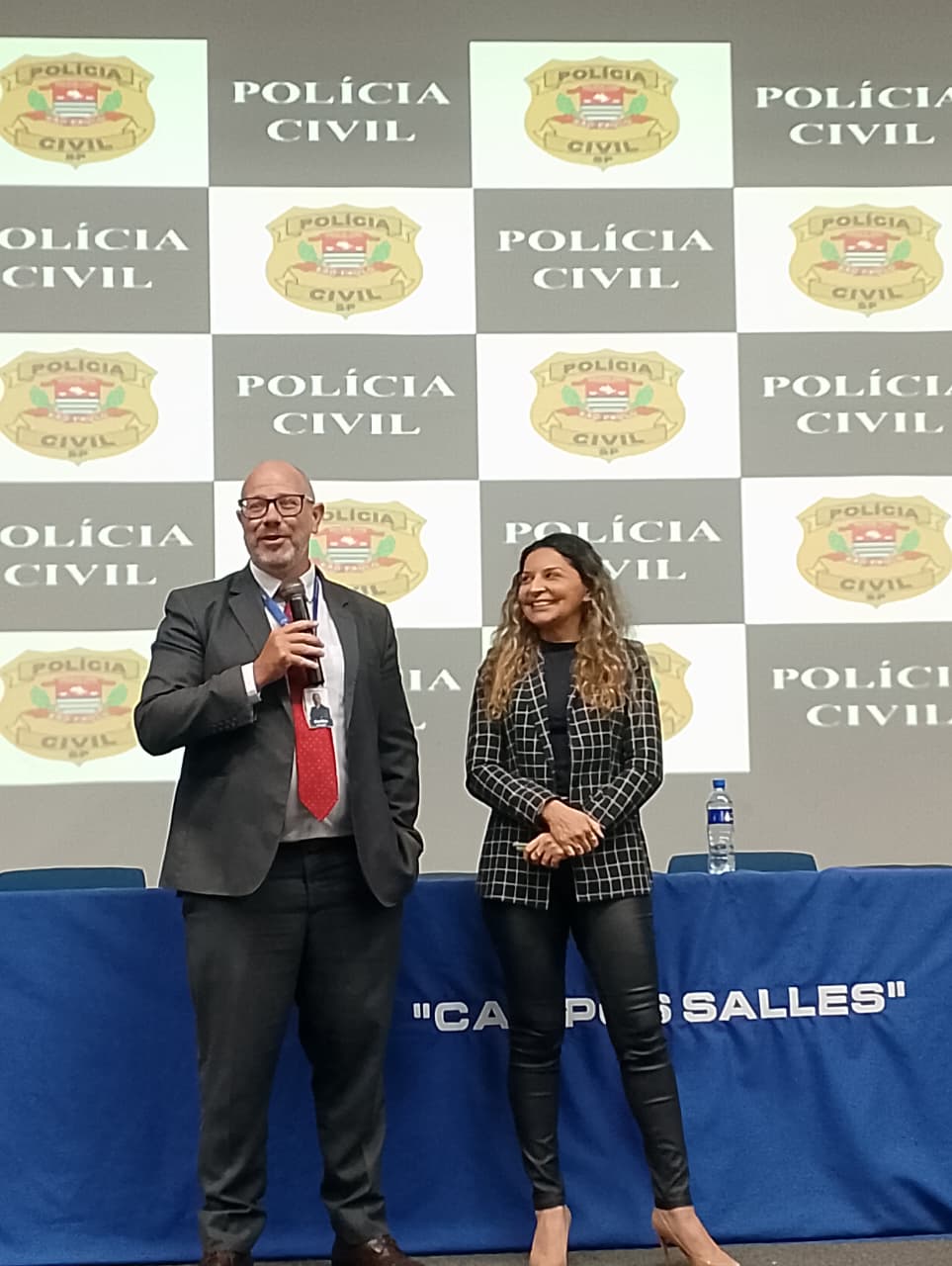 Delegada Dannyella Pinheiro da 3ª DDM apresentando palestra sobre feminicídio e violência doméstica na Faculdade Campos Salles