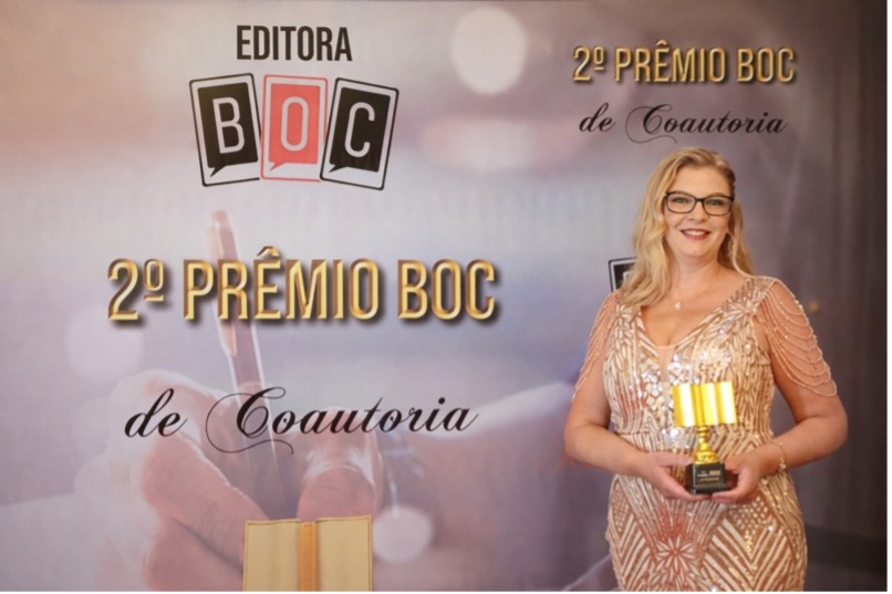 Professora Angélica Tironi recebendo o 2º Prêmio BOC de Coautoria da Editora BOC